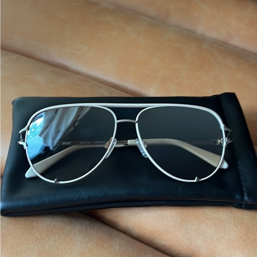Quay “High Key Twist” Aviator Sunglasses new in case
